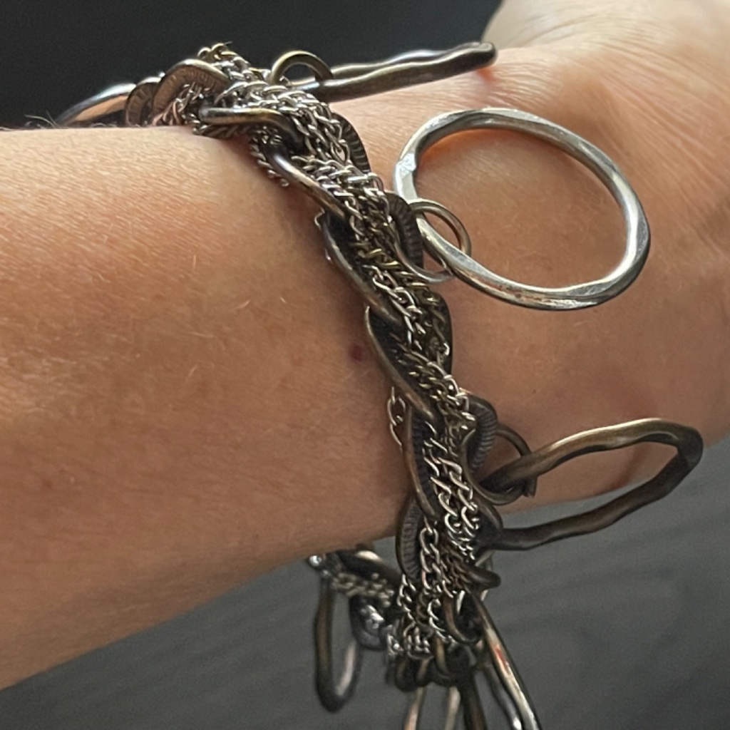 Buckle Silver-Tone 8-Ring Bracelet Light Dark Metal 7$
